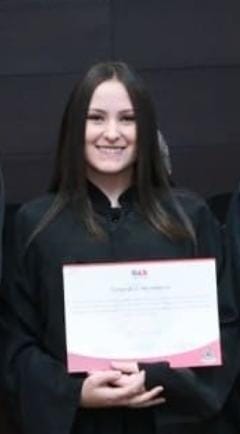 Foto da Dra. Hariana no escritório